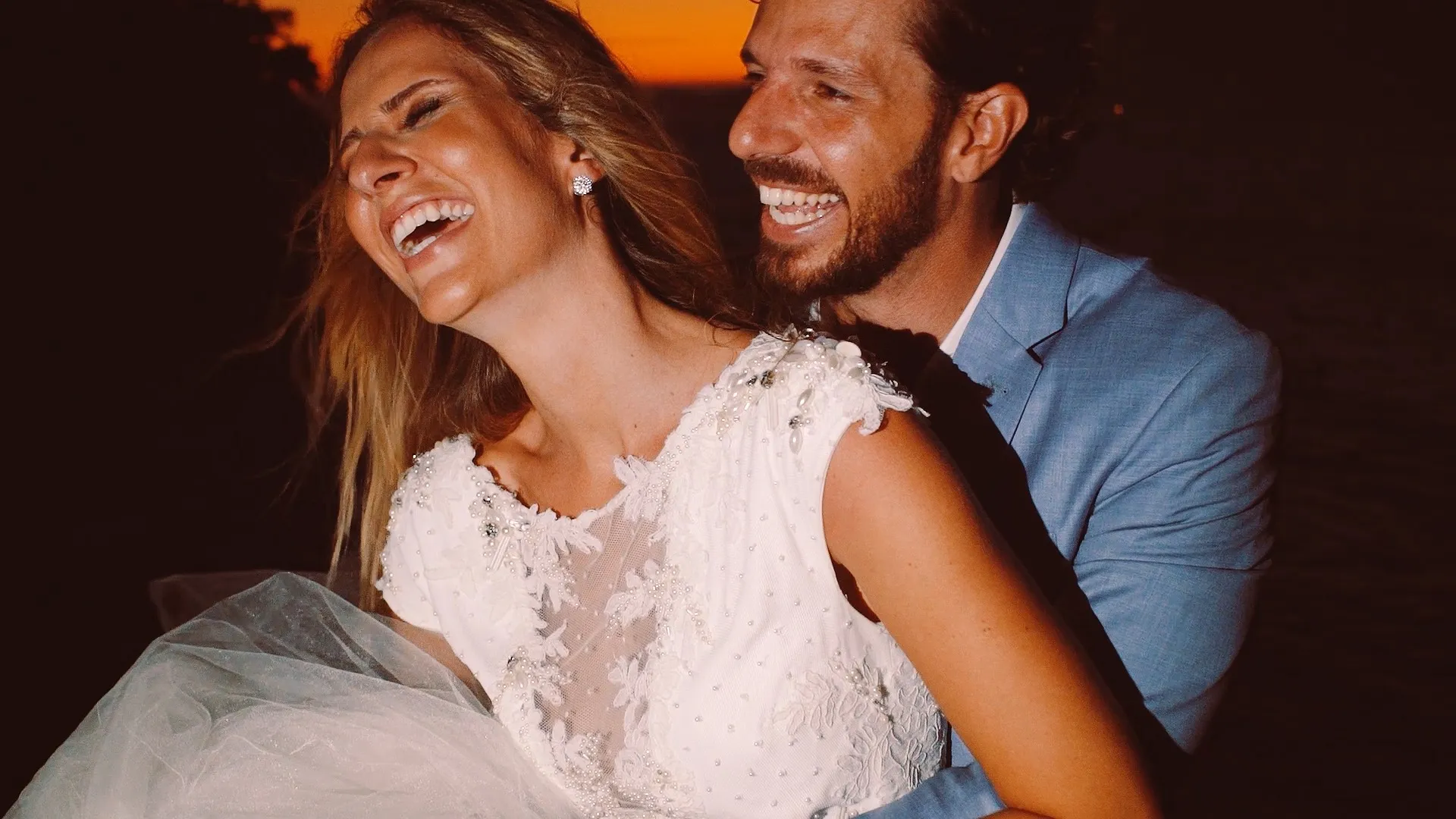 Casal sorrindo no casamento